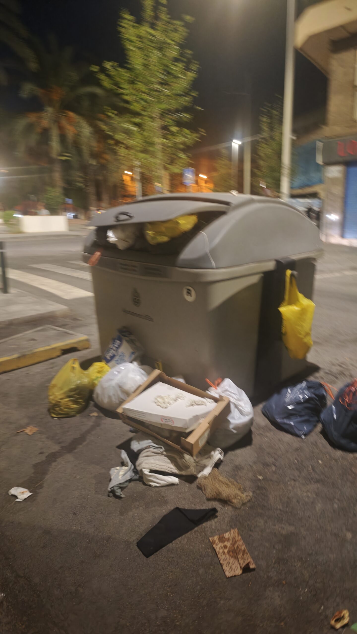 Los vecinos de la Plaza Madrid denuncian suciedad y acumulación de basura en el entorno