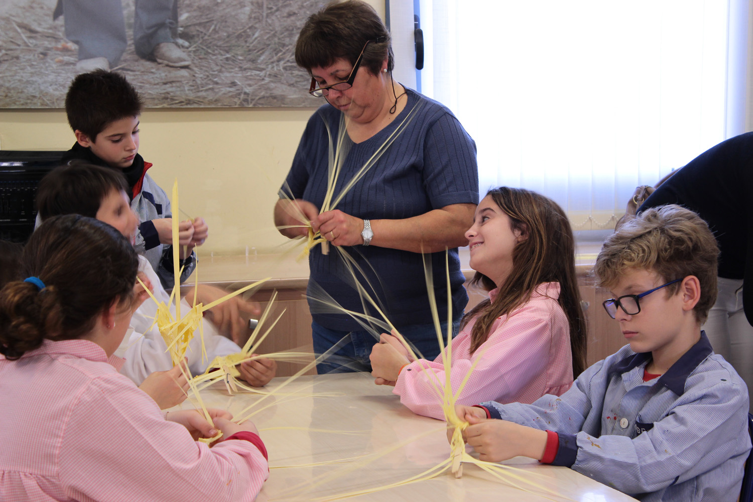 Taller tradicional de trenzado de palma en el Museo Escolar de Puçol