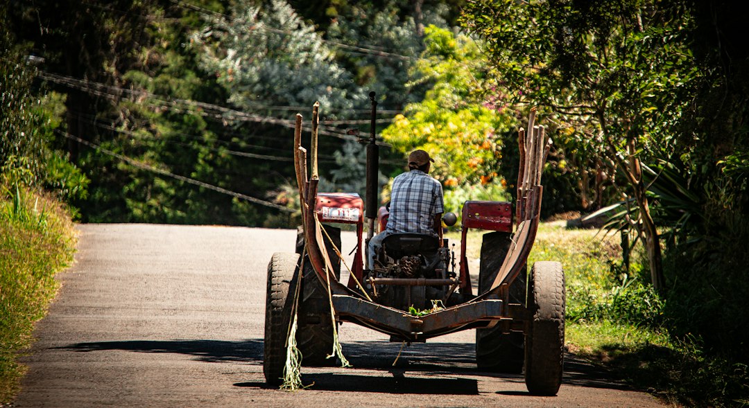 Tractor trabajando en una zona rural, imagen de recurso sobre el coste del gasóleo agrícola