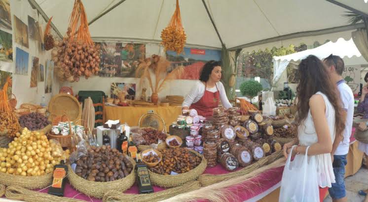 El Camp d’Elx va produir 24.000 tones de fruites i verdures l’any passat, però la campanya municipal que el promociona parla en castellà