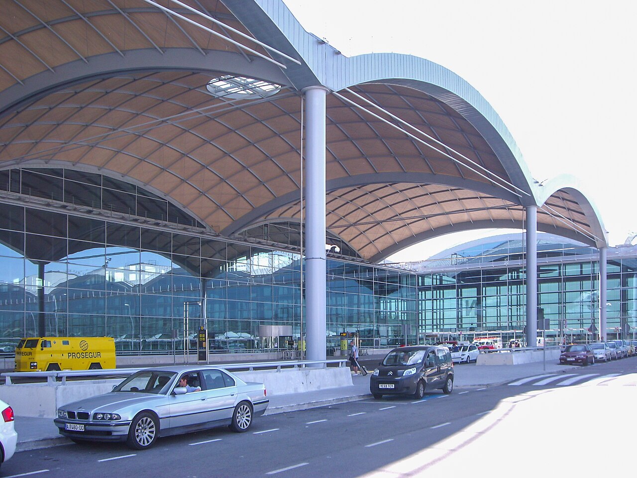Elche aprueba por unanimidad reforzar el control de las VTC y el transporte irregular en el aeropuerto