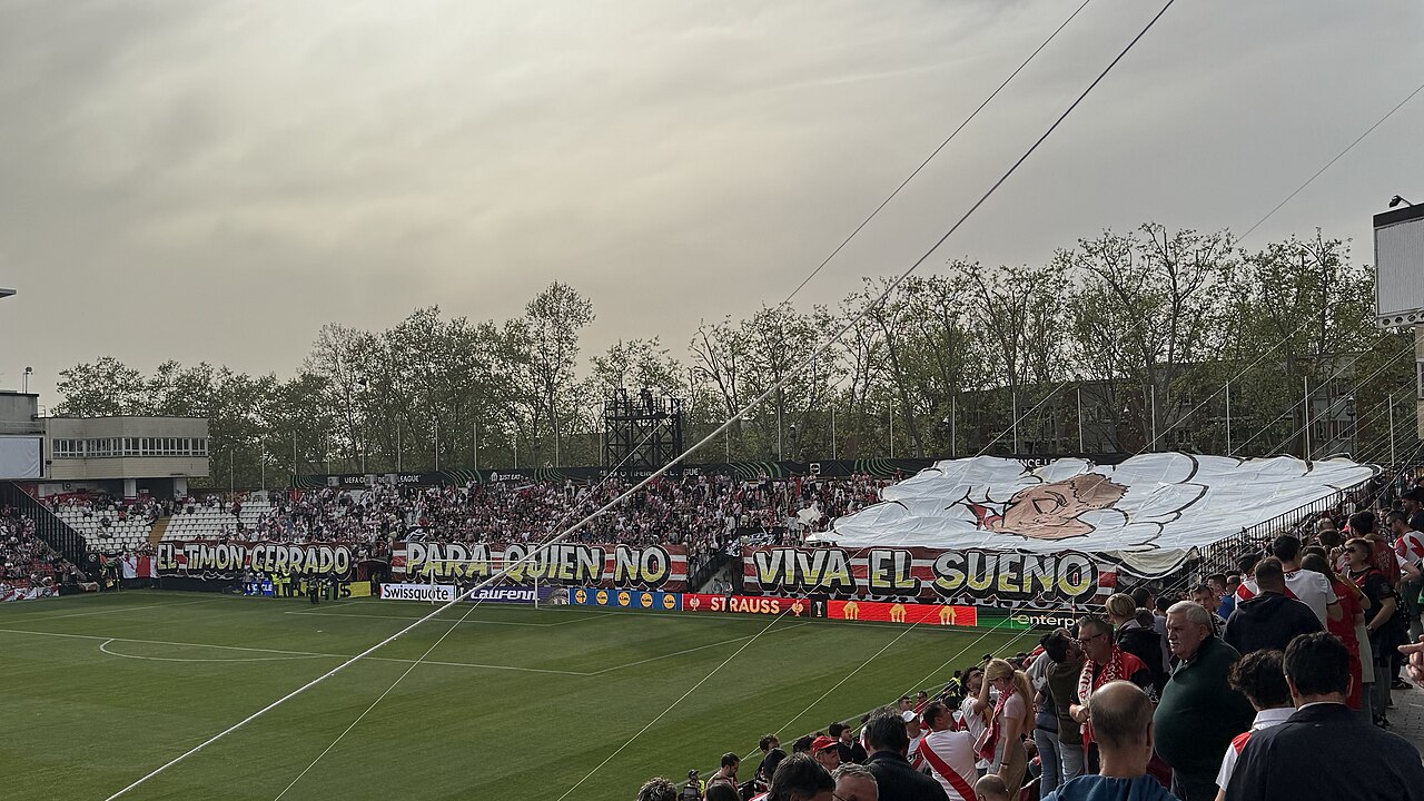 Las peñas del Rayo anuncian una tregua ante el Elche, pero exigen una reunión antes del Celta