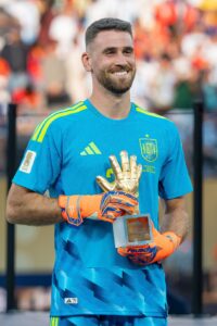 Unai Simón, portero de la selección española, muestra el Guante de Oro del Mundial de 2026 tras la final frente a Argentina