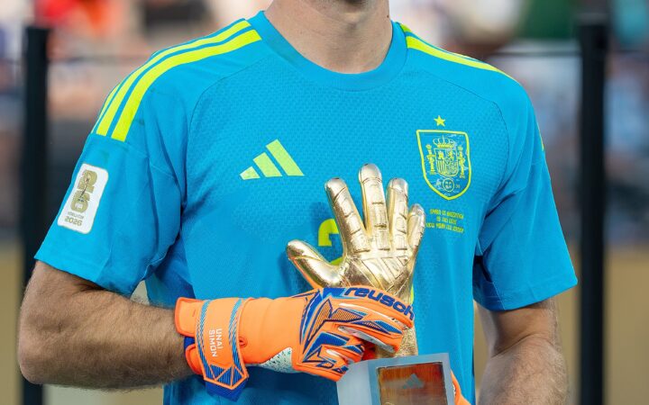 Unai Simón, portero de la selección española, muestra el Guante de Oro del Mundial de 2026 tras la final frente a Argentina