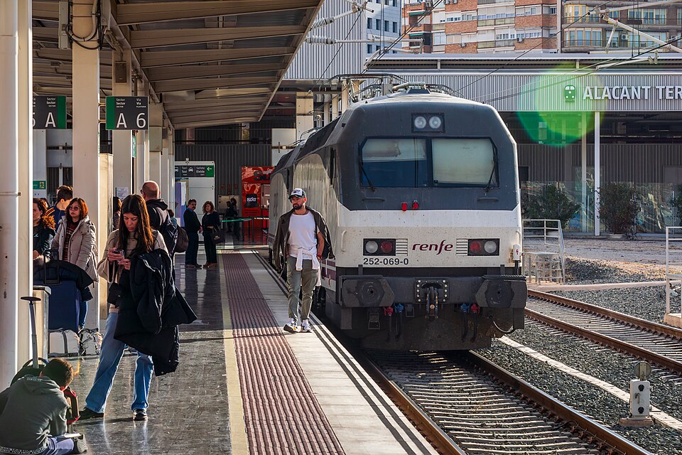 Alicante tramita un convenio de 220 millones para cubrir las vías y abrir paso a su Parque Central