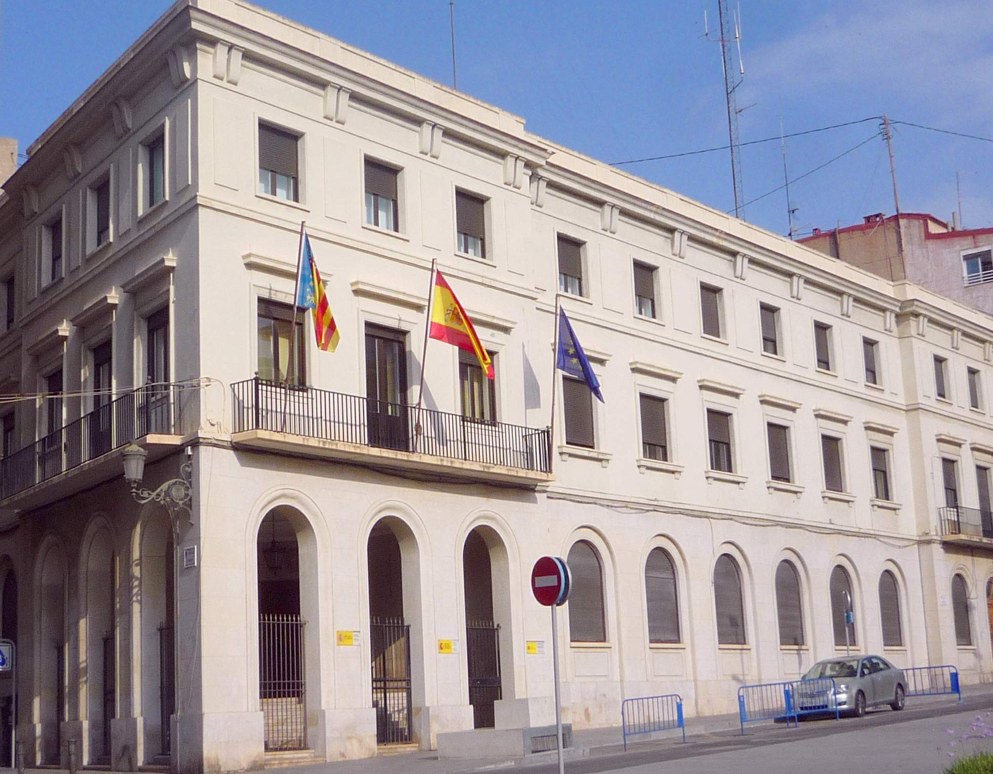 Miles de personas salen a la calle por la vivienda en Alicante y dejan una acampada indefinida frente a la Subdelegación