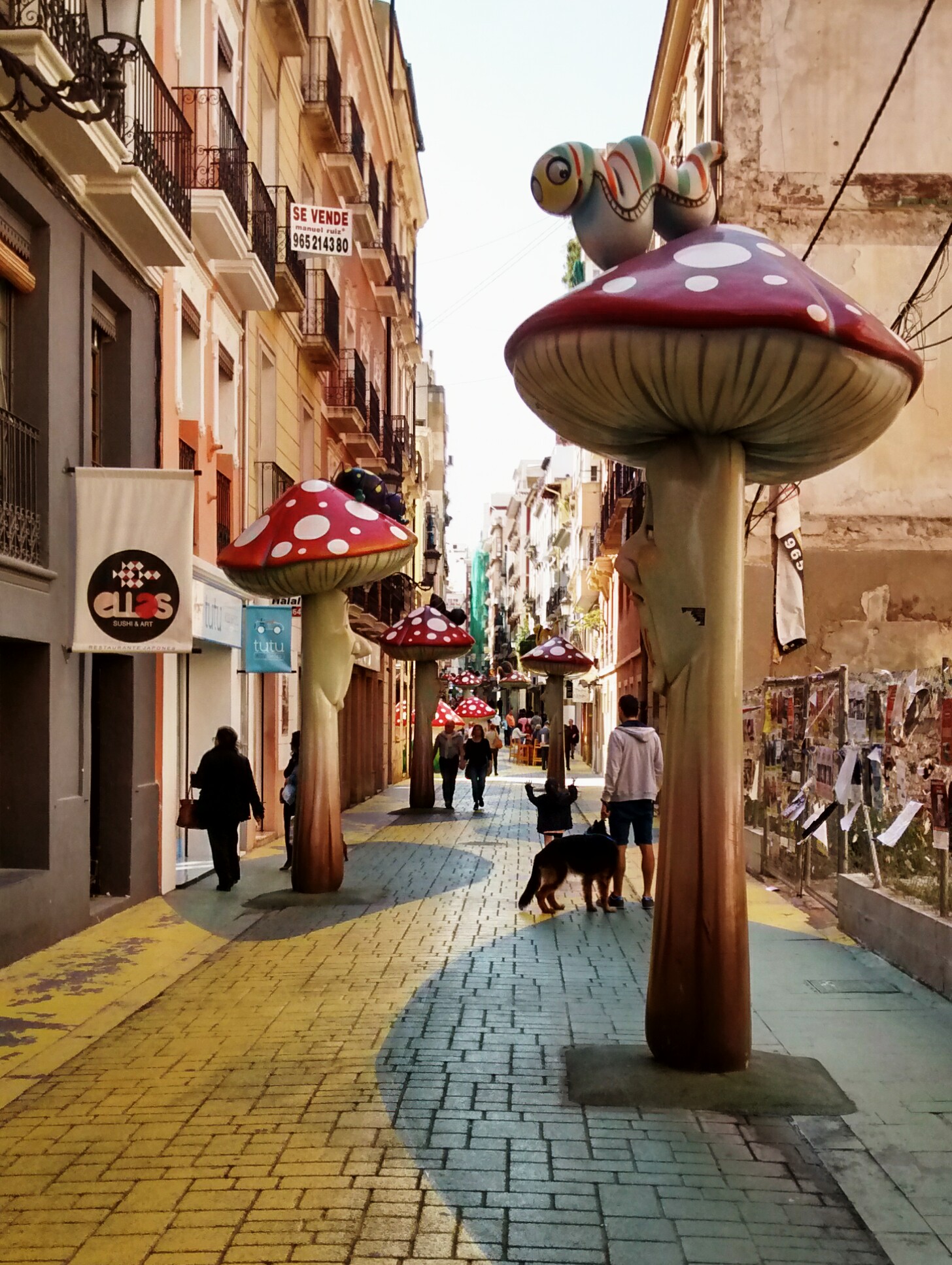 Más de 70 comercios salen a la calle en Alicante: «Botigues al Carrer» reúne a cientos de personas en San Francisco