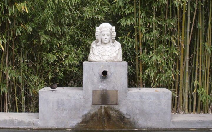 Réplica de la Dama de Elche, símbolo del hermanamiento entre Elche y Toulouse, en el jardín Compans-Caffarelli en 2011