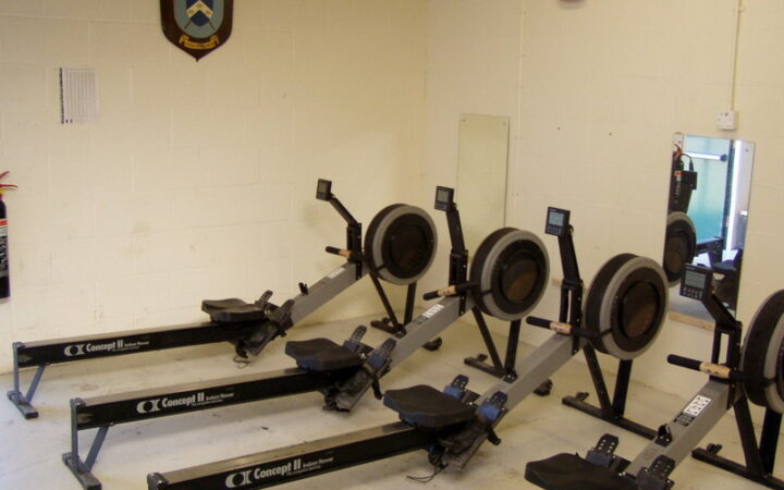 Varios ergómetros de remo indoor alineados en una sala de entrenamiento. Fotografía de archivo, no corresponde al 21KRow de Elche.
