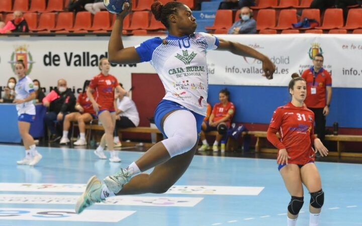 Danila So Delgado, goleadora de la selección española de balonmano, durante un partido con Aula Cultural en abril de 2022