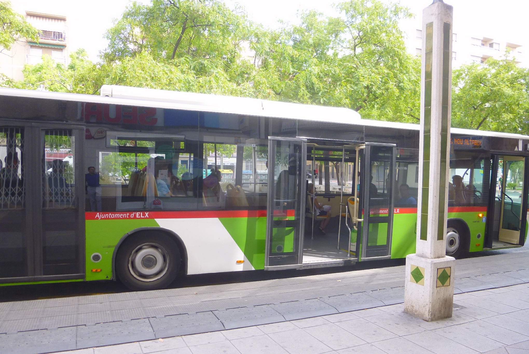 Todos los Santos en Elche: autobuses a los cementerios cada 10-15 minutos y un dispositivo de 420 policías
