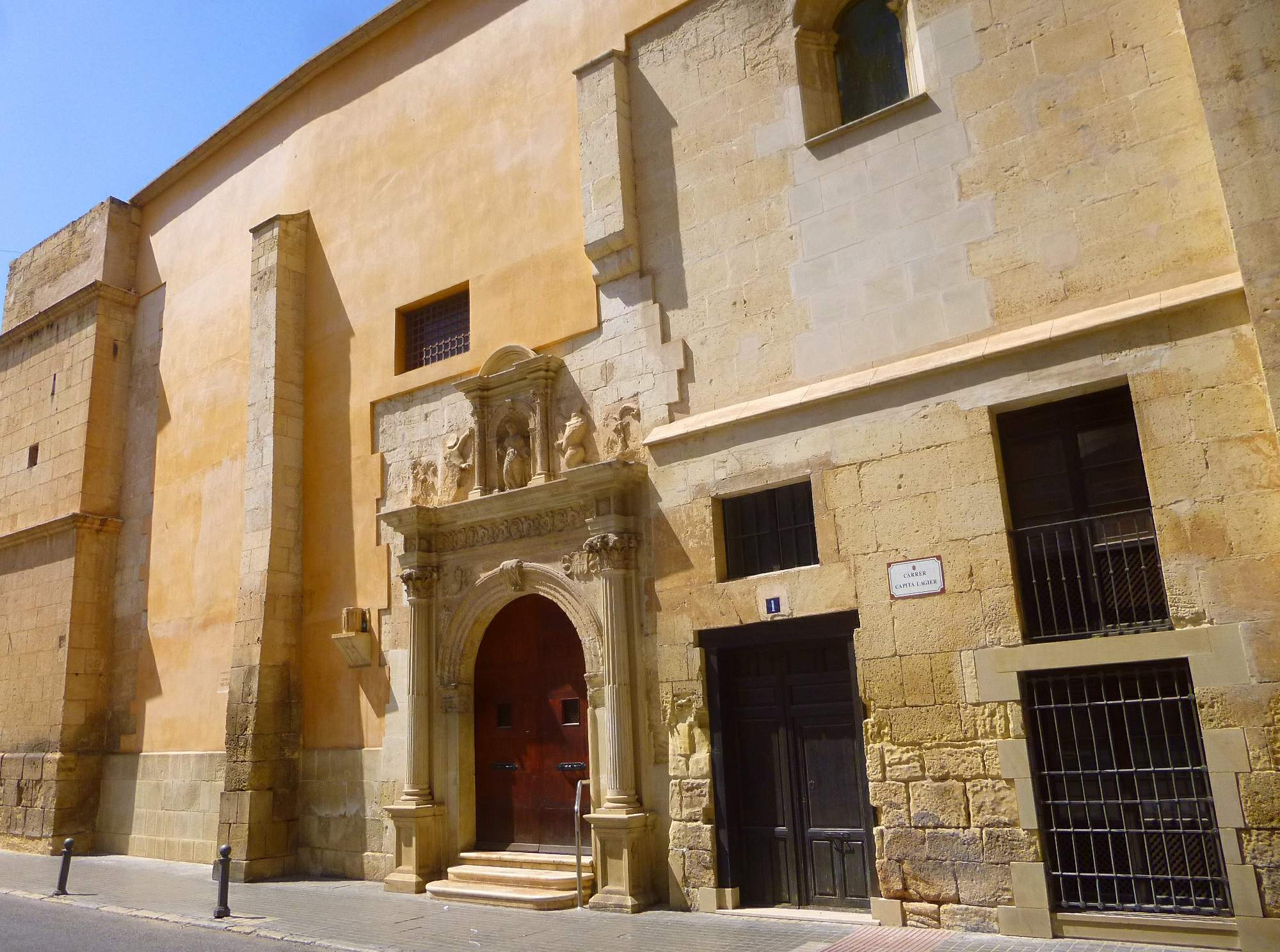 Las Clarisas reúne el calzado de 28 marcas de Elche antes de una pasarela con 18 firmas en Altamira