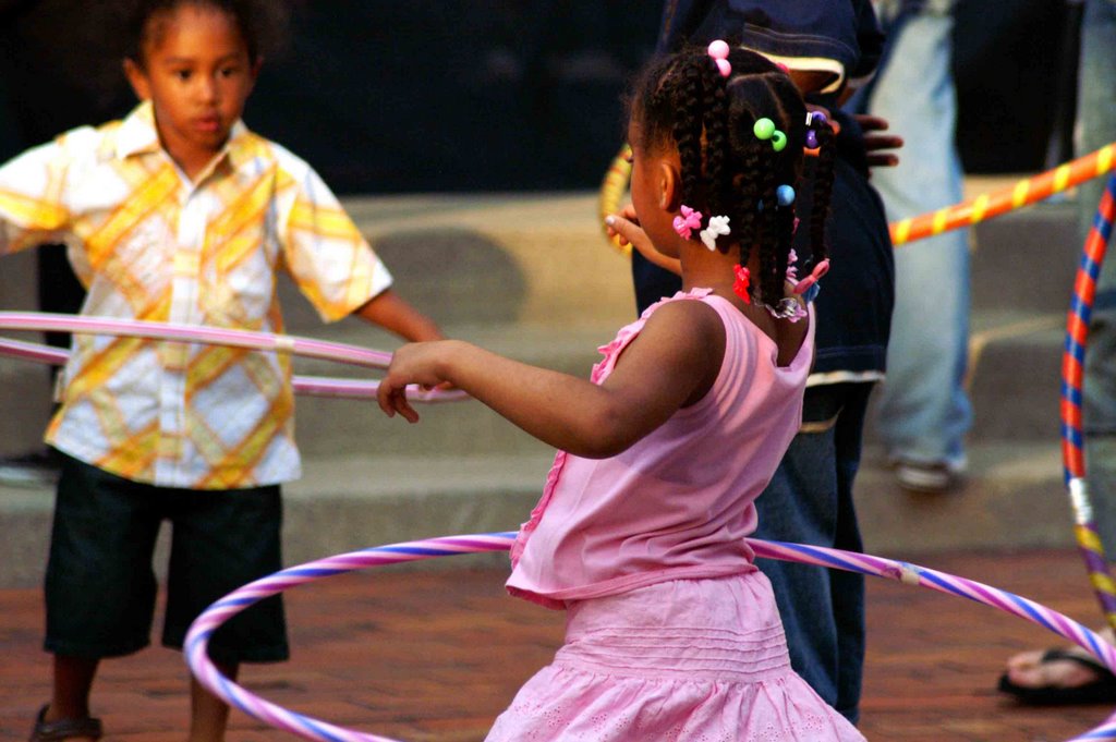 La UMH comprueba que juegos como la carretilla y el hula-hoop pueden entrenar el abdomen y motivar más al alumnado