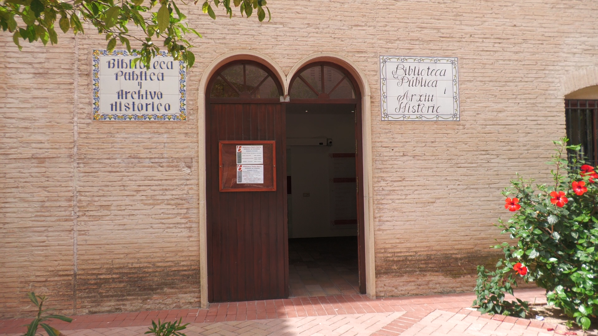 La Biblioteca Pedro Ibarra recibe más de 2.300 publicaciones que retratan el Elche de los años treinta y cuarenta