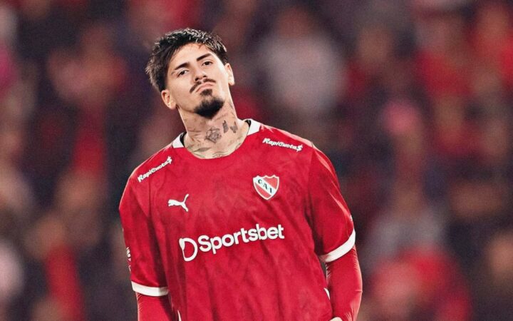 Kevin Lomónaco, futbolista argentino y actual defensa del Elche CF, fotografiado en mayo de 2025 con la camiseta roja de Independiente; imagen de archivo, no corresponde al Pinatar-Elche de Copa