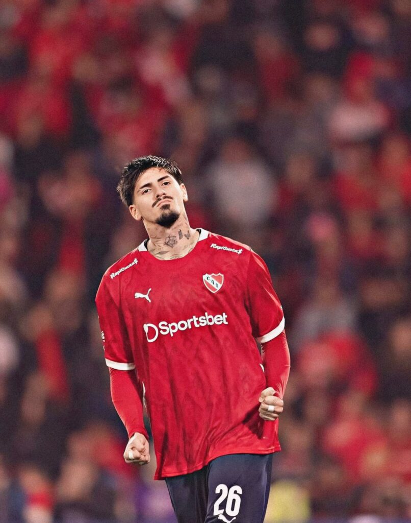 Kevin Lomónaco, futbolista argentino y actual defensa del Elche CF, fotografiado en mayo de 2025 con la camiseta roja de Independiente; imagen de archivo, no corresponde al Pinatar-Elche de Copa