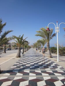 Paseo marítimo entre Gran Alacant y Arenales del Sol con palmeras junto al litoral; fotografía de archivo de 2012
