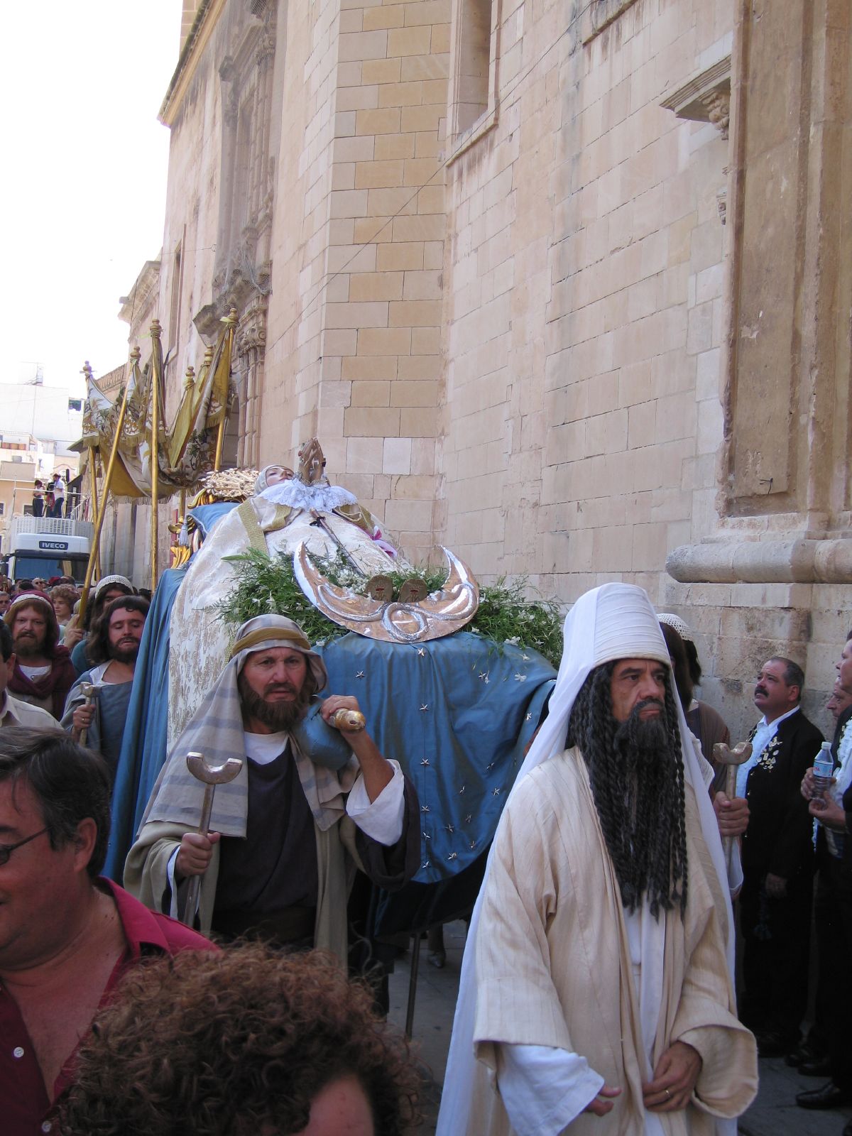El Misteri d’Elx mantiene las funciones de otoño, pero suprime campanas, música del cortejo y cohetería por el luto