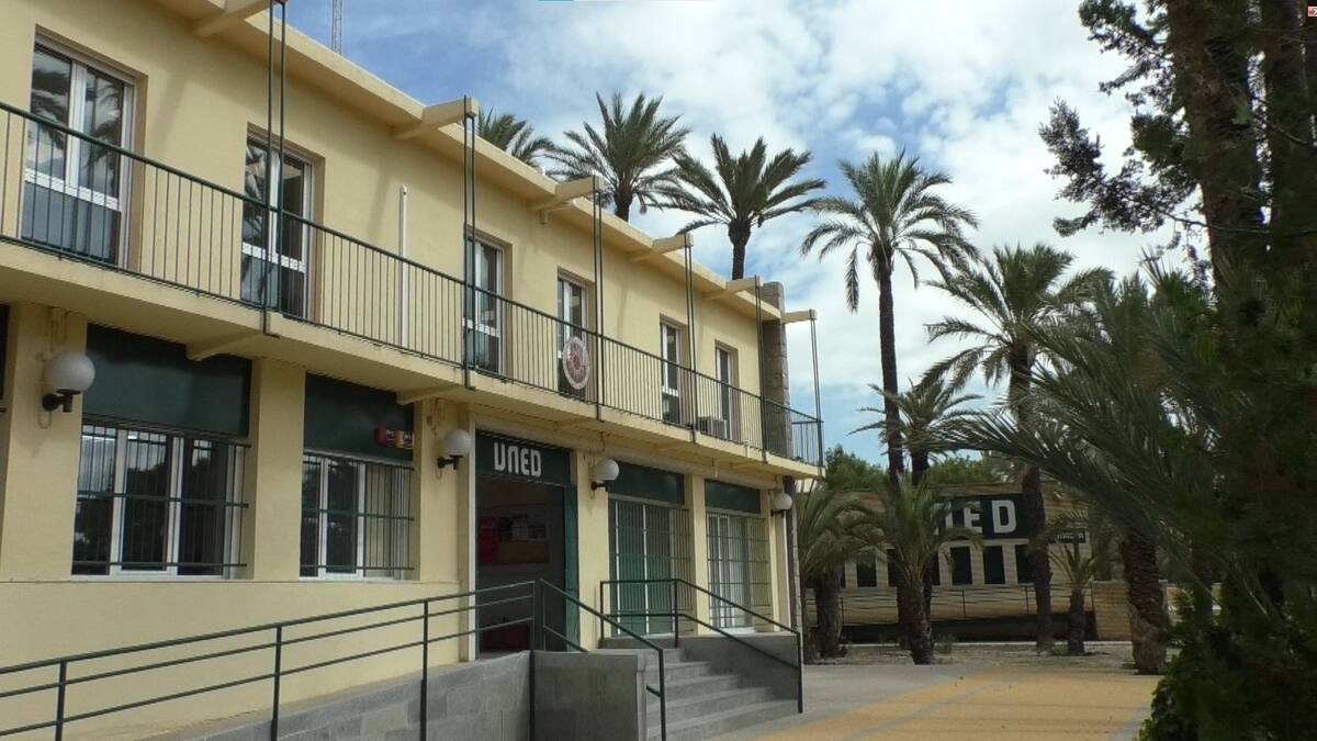 La UNED celebra cincuenta años en Elche con cerca de 3.500 estudiantes y una oferta académica ampliada
