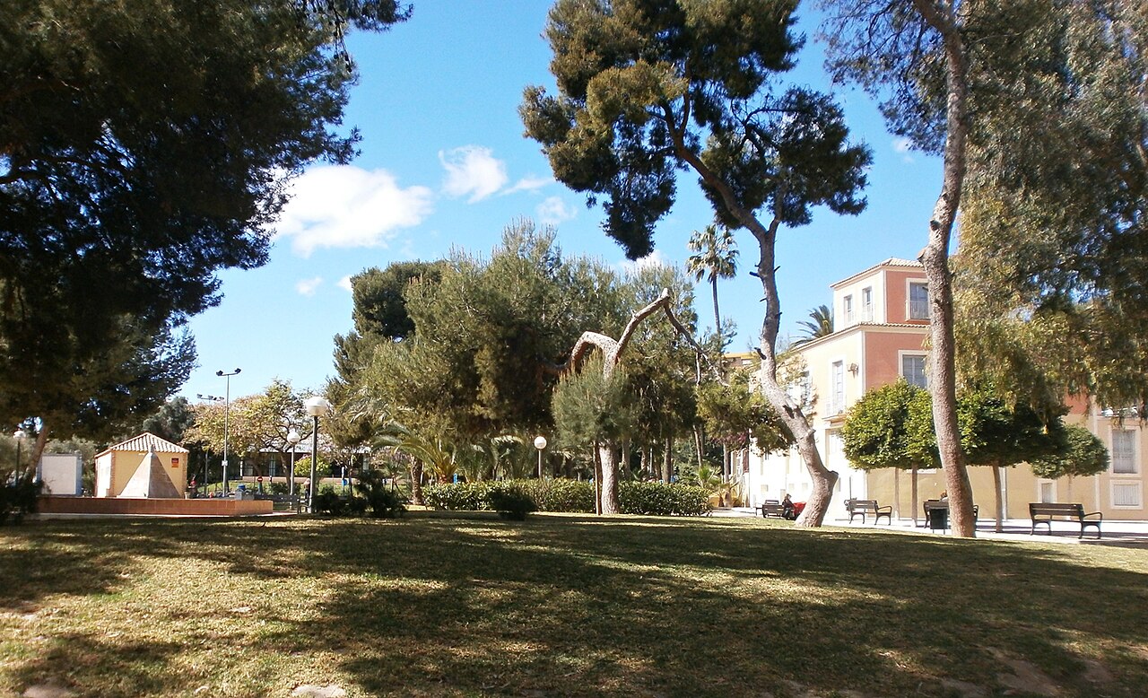 Unas 800 personas mayores se reúnen en Alicante para una jornada de convivencia entre 19 centros municipales