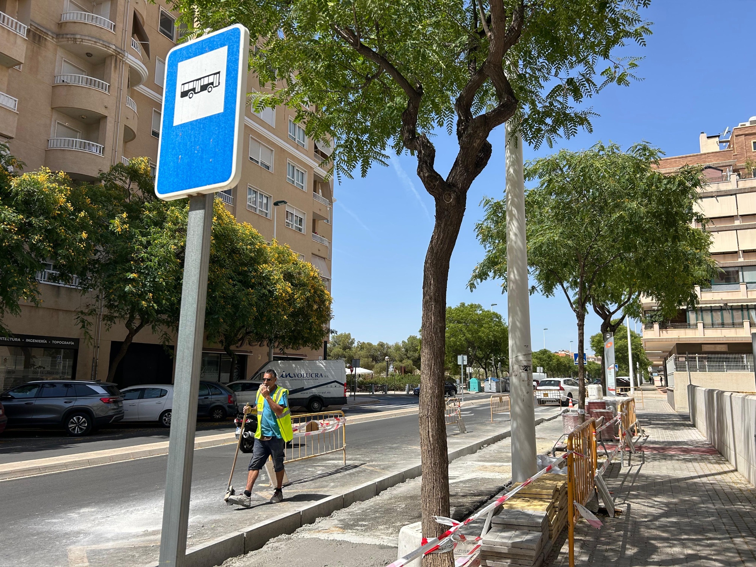 Elche amplía hasta el 20 de noviembre las obras de accesibilidad y nuevas marquesinas de autobús