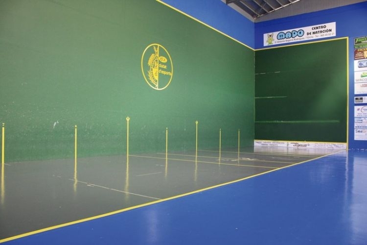 El Club Frontenis Elche abre la temporada con un 2-1 al Petrer tras renunciar a su plaza autonómica