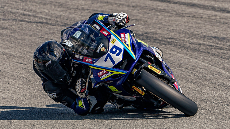 El piloto ilicitano Héctor Gris compitiendo con el dorsal 79 en la Yamaha R7 Cup
