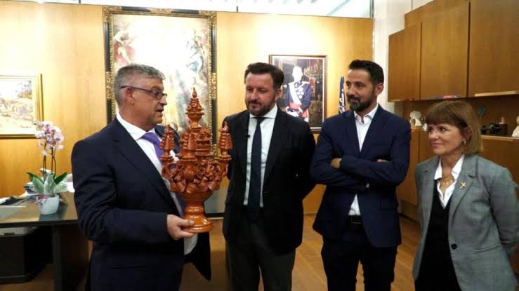 Pablo Ruz convierte las visitas de alcaldes del PP en recepciones oficiales y homenajes con palmera incluida